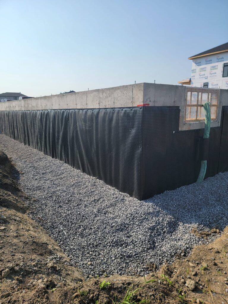 Drainage membrane wrapping the corner of a new foundation