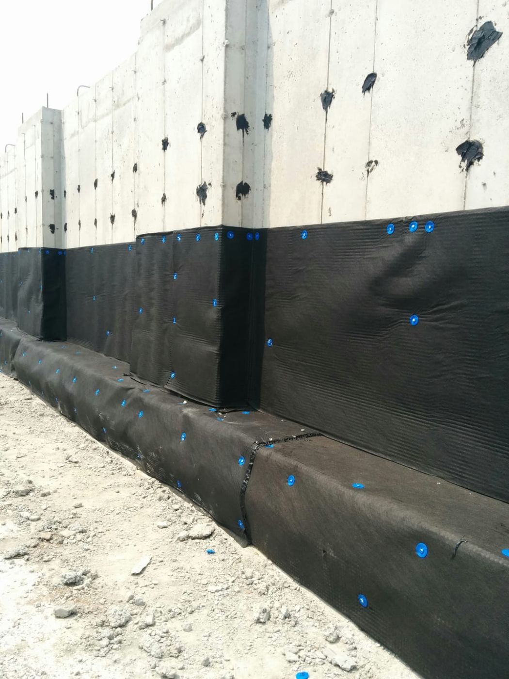 Insulation and drainage membrane on a commercial foundation